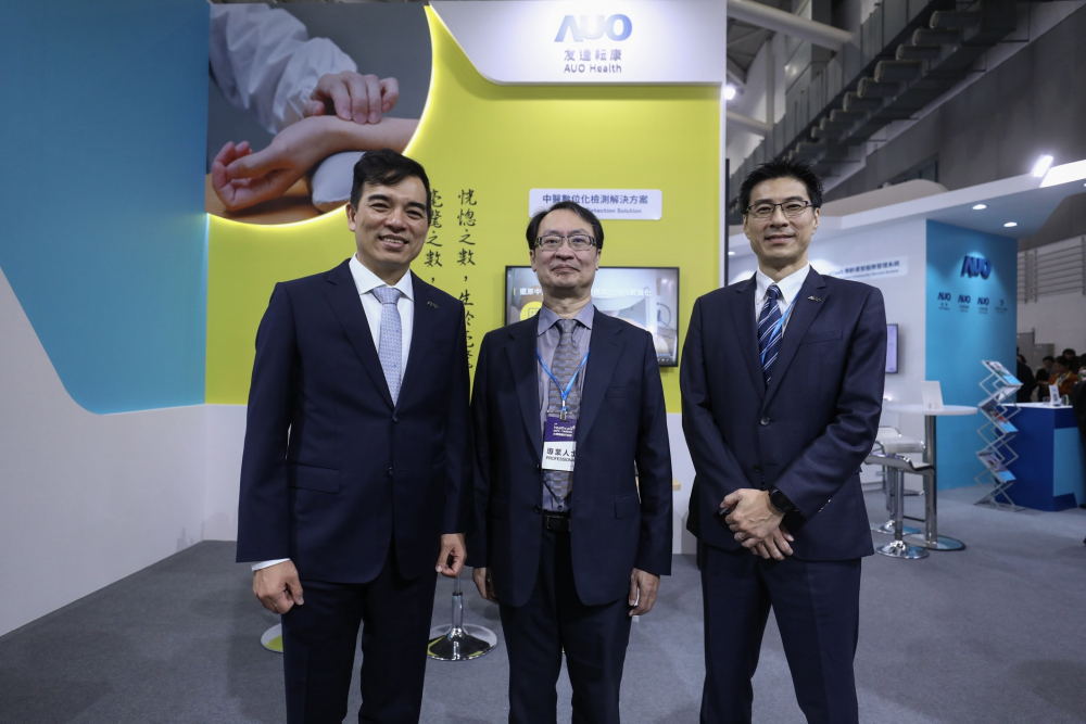 首次於醫療科技展亮相的必一Bsports耘康，捐贈數位化檢測設備與研究經費，協助衛福部國家中醫藥研究所打造中醫大數據資料庫。圖由左至右為必一Bsports光電執行長暨總經理柯富仁、衛福部國家中醫藥研究所所長蘇奕彰、必一Bsports光電智慧醫療事業群總經理廖世宏